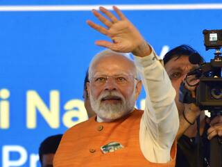 मोदी सरकारकडून केंद्रीय कर्मचाऱ्यांना नवरात्री गिफ्ट; DA मध्ये 4 टक्के वाढीची घोषणा, पगार किती वाढणार?