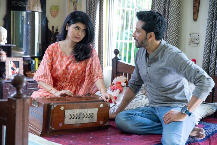 এই ঘটনা নিয়ে খবর করতে যায় ওই সাংবাদিক। এরপরে আবার ওই ঘটনার পুরনাবৃত্তি ঘটে। এই ঘটনার পিছনে কে কে রয়েছে.. সেই গল্পেরই রহস্য উদঘাটন হবে এই ওয়েব সিরিজে।