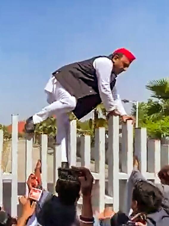 गेट फांदकर जेपी की मूर्ति में माल्यार्पण करने पहुंचे अखिलेश यादव