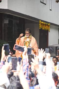 Amitabh Bachchan Once Again Greets Fans Outside Jalsa On His Birthday; Celebs Shower Him With Wishes