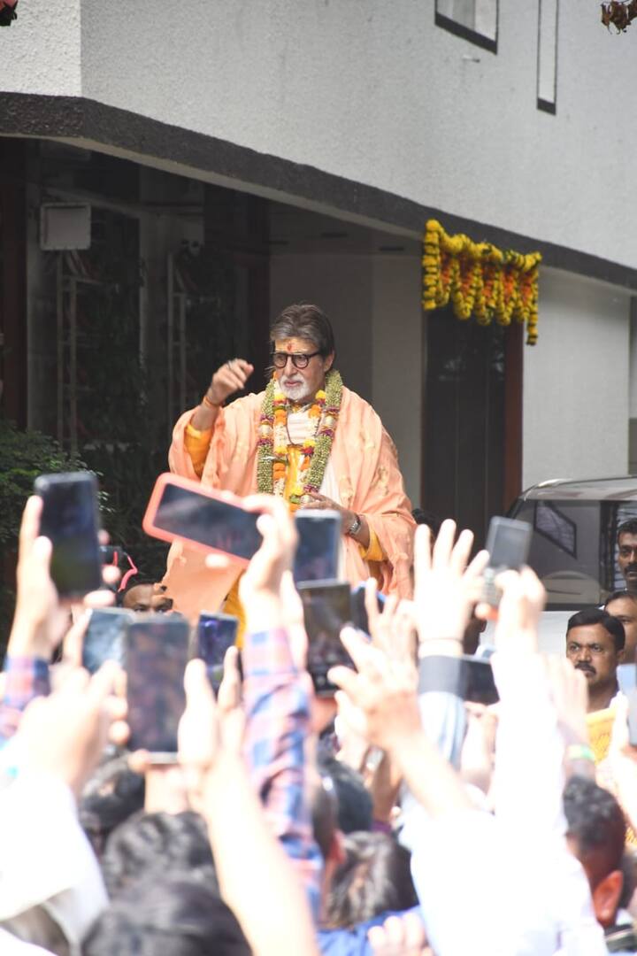 In the photos, Big B can be seen standing on the dais wearing a yellow kurta greeting his fans and waving at them.