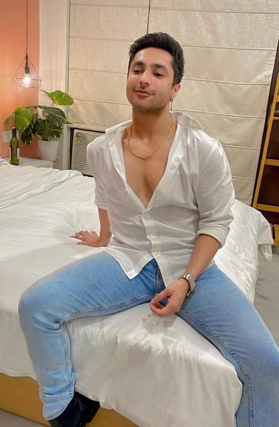 हर्ष बेनिवाल यूट्यूब की दुनिया के काफी पॉपुलर यूट्यूबर में से एक हैं. बिग बॉस 17 में जाने को लेकर उनके नाम पर भी काफी समय से चर्चा है. रिपोर्ट्स के मुताबिक हर्ष भी सलमान खान के शो में नजर आ सकते हैं.