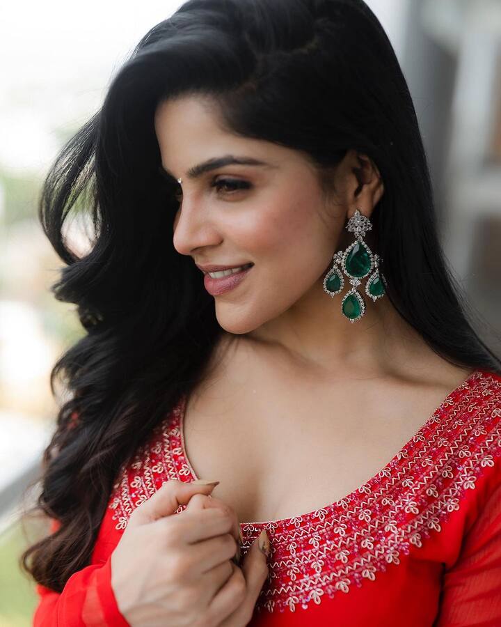 இளைஞர்களின் கனவுக்கன்னி லிஸ்டில், திவ்யாவும் இணைந்தார்.