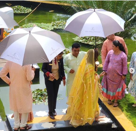 ਹੁਣ ਇਸ ਜੋੜੇ ਦੇ ਵਿਆਹ ਦੀਆਂ ਹੋਰ ਤਸਵੀਰਾਂ ਸਾਹਮਣੇ ਆਈਆਂ ਹਨ, ਜਿਨ੍ਹਾਂ 'ਚ ਪ੍ਰੀ-ਵੈਡਿੰਗ ਫੰਕਸ਼ਨ ਦੀਆਂ ਝਲਕੀਆਂ ਦੇਖੀਆਂ ਜਾ ਸਕਦੀਆਂ ਹਨ।