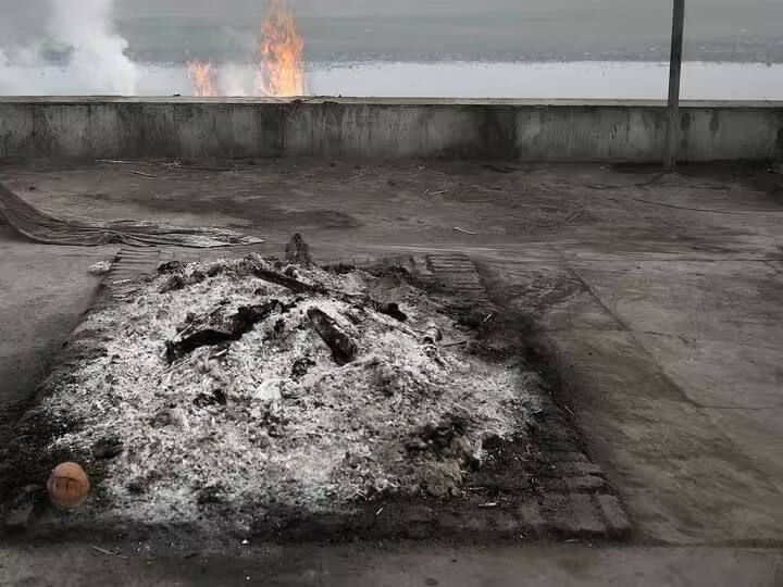 આ દિવસે તામસિક ભોજન રાંધવું કે ખાવું નહીં. ભૂલથી પણ સ્મશાન કે નિર્જન જંગલોમાં ન જશો. અમાસના દિવસે, નકારાત્મક શક્તિઓ સક્રિય થઈ જાય છે અને નબળા માનસિક શક્તિવાળા લોકો પર પ્રભુત્વ મેળવવાનો પ્રયાસ કરે છે.