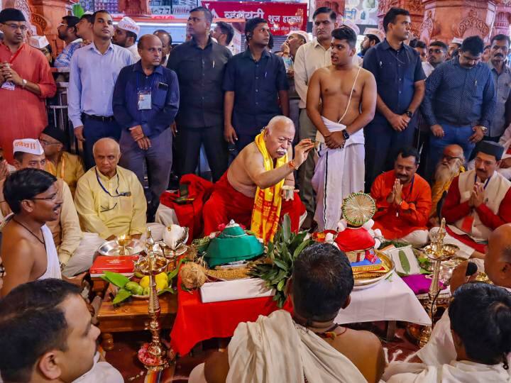 आरएसएस प्रमुख सुबह छह बजकर 40 मिनट पर मंदिर पहुंचे जहां भगवान विष्णु की प्रतिमा 'अनंत शयनम' यानी लेटी हुई मुद्रा में विराजमान है.