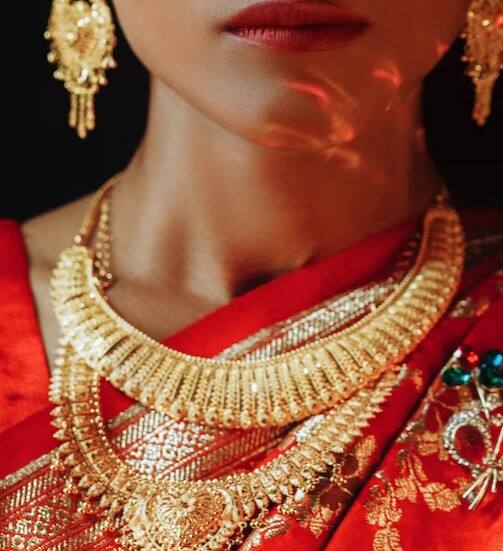 ਮਾਹਿਰਾਂ ਦਾ ਮੰਨਣਾ ਹੈ ਕਿ ਜੰਗ ਦਾ ਅਸਰ ਅਜੇ ਵੀ ਕੀਮਤਾਂ 'ਤੇ ਨਜ਼ਰ ਆ ਸਕਦਾ ਹੈ। ਸੋਨੇ ਦੀ ਕੀਮਤ 57,415 ਰੁਪਏ ਪ੍ਰਤੀ ਦਸ ਗ੍ਰਾਮ 'ਤੇ ਪਹੁੰਚ ਗਈ ਹੈ। ਉਦਯੋਗ ਮਾਹਿਰਾਂ ਦਾ ਕਹਿਣਾ ਹੈ ਕਿ ਇਸ 'ਚ 2500-3000 ਰੁਪਏ ਦਾ ਹੋਰ ਵਾਧਾ ਦੇਖਣ ਨੂੰ ਮਿਲ ਸਕਦਾ ਹੈ। ਅਜਿਹੇ 'ਚ ਸੋਨੇ ਦੀ ਕੀਮਤ 60,000 ਰੁਪਏ ਦੇ ਕਰੀਬ ਦੇਖਣ ਨੂੰ ਮਿਲ ਸਕਦੀ ਹੈ।