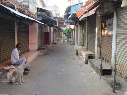 Cauvery issue  Nagai, traders closed their shops and protested TNN Cauvery issue: காவிரி விவகாரம் நாகையில் வணிகர்கள்  கடைகளை அடைத்து போராட்டம்
