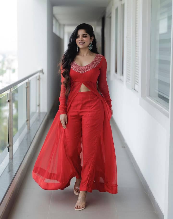 இன்ஸ்டாவில் ஆக்டீவாக இருக்கும் திவ்யா, பல புகைப்படங்களை பதிவிடுவார்.