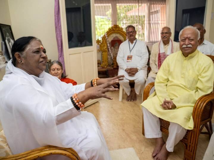 सात अक्टूबर को केरल पहुंचे भागवत ने कोझिकोड में केसरी वीकली द्वारा आयोजित अमृतशतम् व्याख्यान श्रृंखला और आठ अक्टूबर को कोल्लम में राज्य संघचालकों की बैठक समेत विभिन्न कार्यक्रमों में भाग लिया.