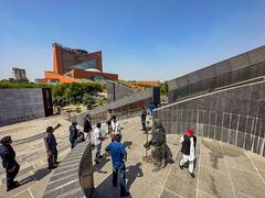 गेट फांदकर JPNIC के अंदर पहुंचे अखिलेश यादव, जय प्रकाश नारायण की मूर्ति पर किया माल्यार्पण, देखें तस्वीरें