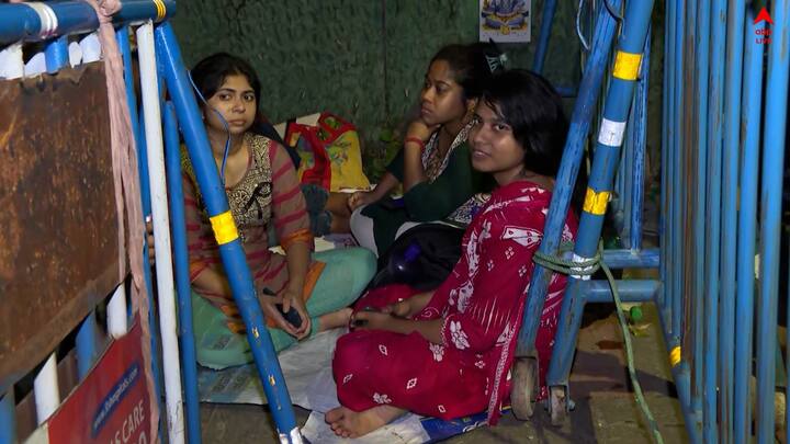 চাকরির বিজ্ঞপ্তি প্রকাশ না হওয়ায় বিক্ষোভ। গতকাল এপিসি ভবনে যাওয়ার আগেই বিক্ষোভকারীদের পথ আটকাল পুলিশ। পুলিশের দেখানো নির্দিষ্ট জায়গাতেই বিক্ষোভ দেখাচ্ছেন টেট উত্তীর্ণরা।