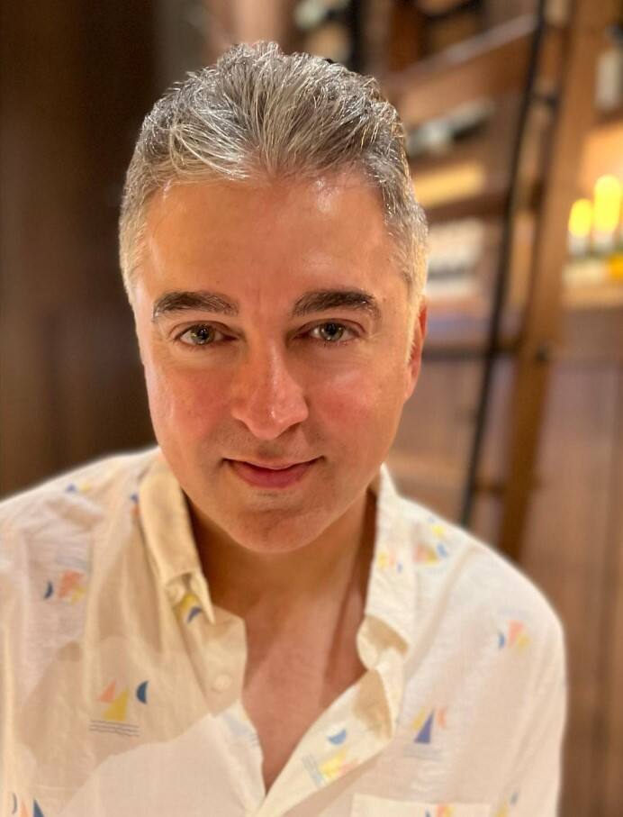 जुगल हंसराज ने फिल्म 'मोहब्बते' से अपने एक्टिंग करियर की शुरुआत की थी. यह फिल्म बॉक्स ऑफिस पर काफी हिट साबित हुई थी. इस फिल्म के बाद उन्होंने कई फिल्मों में काम किया लेकिन वह कुछ खास कमाल नहीं दिखा पाई. जिसके बाद जुगल ने डायरेक्शन को चुना। उन्होंन 'सड़क के किनारे' और 'प्यार इम्पॉसिबल' जैसी फिल्में बनाई हैं.