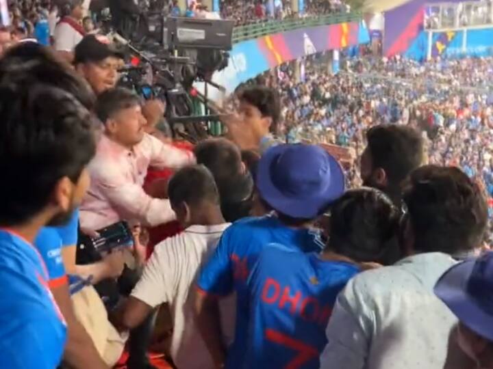 ODI World Cup 2023 IND vs AFG fans fight in Delhi's Arun Jaitley Stadium watch viral video IND vs AFG: दिल्ली के अरुण जेटली स्टेडियम में फैंस के बीच तगड़ी झड़प, एक दूसरे को मारने का वीडियो वायरल