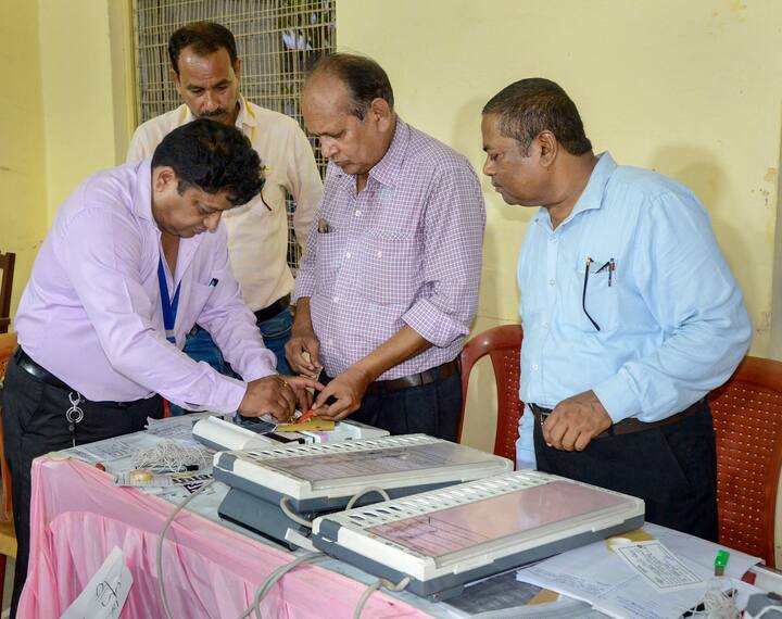 पांच राज्यों में चुनाव के लिए ईवीएम भी तैयार की जा रही हैं, जो तमाम पोलिंग बूथों पर पहुंचाई जाएंगीं.