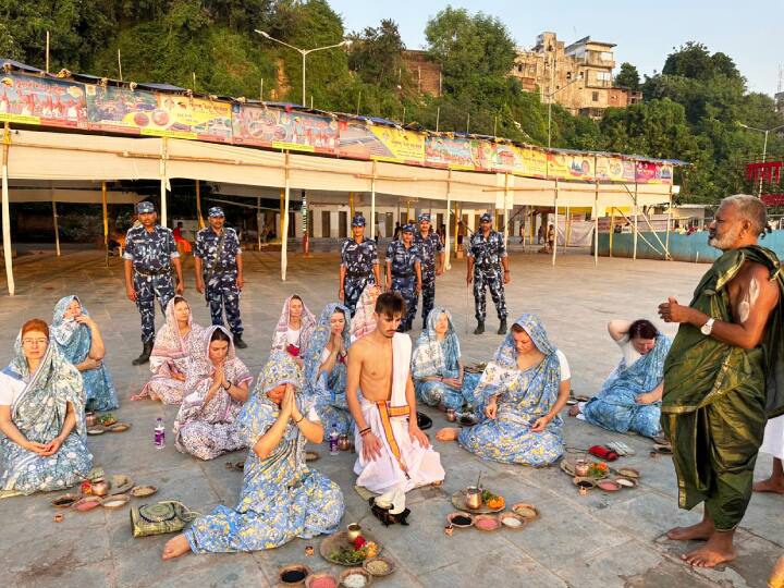 यूके, रसिया, यूरोप में सनातन धर्म का प्रचार प्रसार करने वाले आचार्य लोकनाथ गौड़ ने बताया कि यह सभी तीर्थयात्री पिंडदान करने जर्मनी से पहली बार गया पहुंचे हैं.