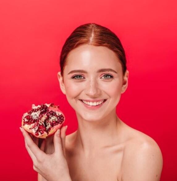 ਅਨਾਰ ਖਾਣ ਨਾਲ ਭੁੱਖ ਘੱਟ ਹੁੰਦੀ ਹੈ ਅਤੇ ਭਾਰ ਵੀ ਕੰਟਰੋਲ 'ਚ ਰਹਿੰਦਾ ਹੈ। ਇਹ ਭਾਰ ਘਟਾਉਣ ਵਿੱਚ ਮਦਦਗਾਰ ਹੈ। ਅਨਾਰ ਵਿੱਚ ਫਾਈਬਰ ਹੁੰਦਾ ਹੈ ਜੋ ਪਾਚਨ ਪ੍ਰਣਾਲੀ ਲਈ ਫਾਇਦੇਮੰਦ ਹੁੰਦਾ ਹੈ। ਅਨਾਰ ਬਲੱਡ ਪ੍ਰੈਸ਼ਰ ਨੂੰ ਕੰਟਰੋਲ ਕਰਨ 'ਚ ਮਦਦ ਕਰਦਾ ਹੈ।