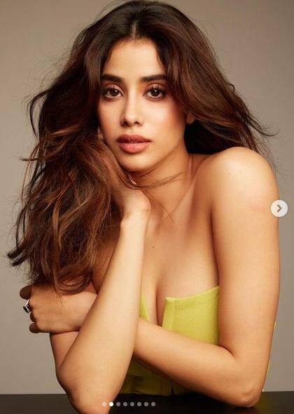 ਜਾਹਨਵੀ ਕਪੂਰ ਹਰ ਰੋਜ਼ ਆਪਣੇ ਲੁੱਕ ਨਾਲ ਸੋਸ਼ਲ ਮੀਡੀਆ 'ਤੇ ਹਲਚਲ ਮਚਾਉਂਦੀ ਰਹਿੰਦੀ ਹੈ।