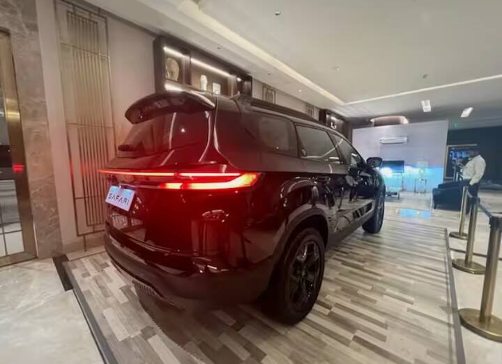 नवीन सफारी फेसलिफ्ट प्रमाणे, याचं डार्क एडिशन देखील पूर्ण रुंद एलईडी लाइटिंग आणि नवीन फ्रंट डिझाईनच्या बदलांसह येते.