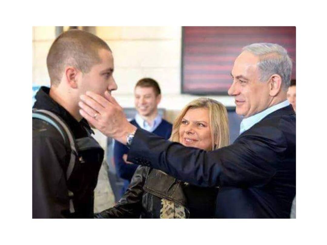 Isreal PM Netanyahu's Son: देशासाठी लढ, नेत्यानाहूंनी मुलाला सैन्यासोबत पाठवलं, व्हायरल फोटोमागचं सत्य काय? isreal pm Benjamin Netanyahu sends his son to serve the country as soldier Isreal PM Netanyahu's Son: देशासाठी लढ, नेत्यानाहूंनी मुलाला सैन्यासोबत पाठवलं, व्हायरल फोटोमागचं सत्य काय?