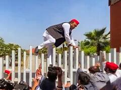 गेट फांदकर JPNIC के अंदर पहुंचे अखिलेश यादव, जय प्रकाश नारायण की मूर्ति पर किया माल्यार्पण, देखें तस्वीरें