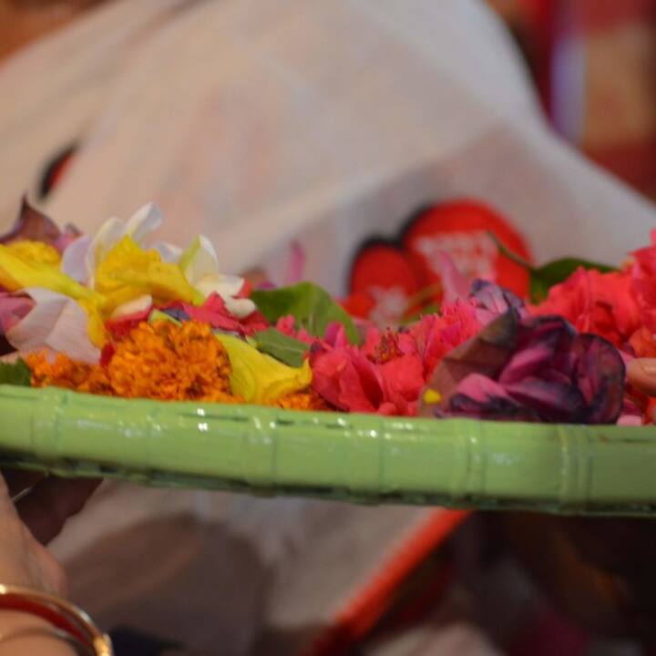 পুজো আসতে আর বাকি মাত্র ৯ দিন। কিন্তু কয়েকদিন আগে পর্যন্তও আকাশ ঘেরা ছিল বর্ষার মেঘে। তার সঙ্গে ঝমঝমিয়ে বৃষ্টি।