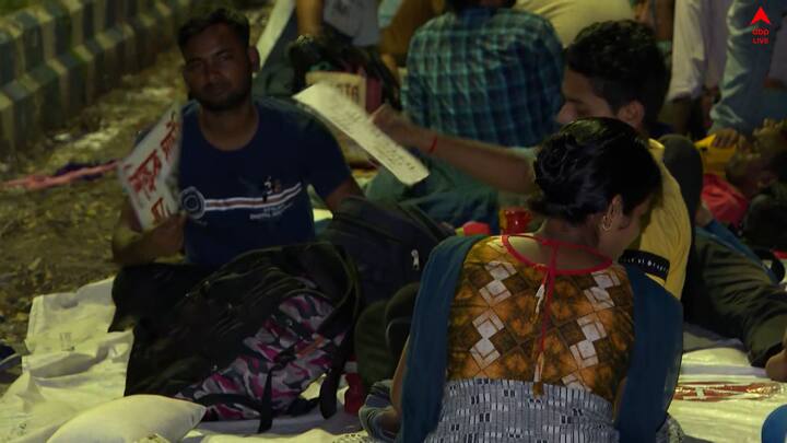 চাকরির দাবিতে রাতভর রাস্তায় রাত কাটালেন ২০২২-এর প্রাথমিক টেট উত্তীর্ণরা। কারও হাতে ঝালমুড়ির থালা। কারও হাতের প্ল্যাকার্ড, লেখা TET পাশ চাওয়ালা।