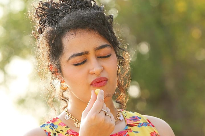 అప్సర రాణి లేటెస్ట్ ఫోటోలను ఇక్కడ చూడండి.
