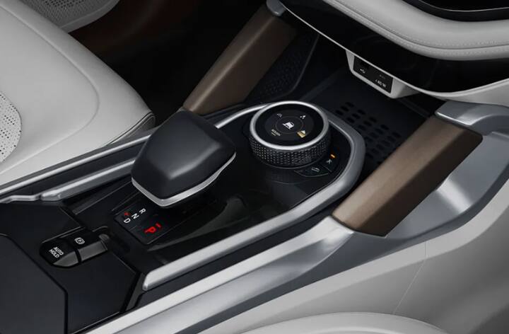 सफारी डार्क एडिशनमध्ये नवीन गीअर शिफ्टर मिळतो आणि यात मॅन्युअल आणि ऑटोमॅटिक  इंजिनसह 2 लिटर डिझेल युनिट आहे.