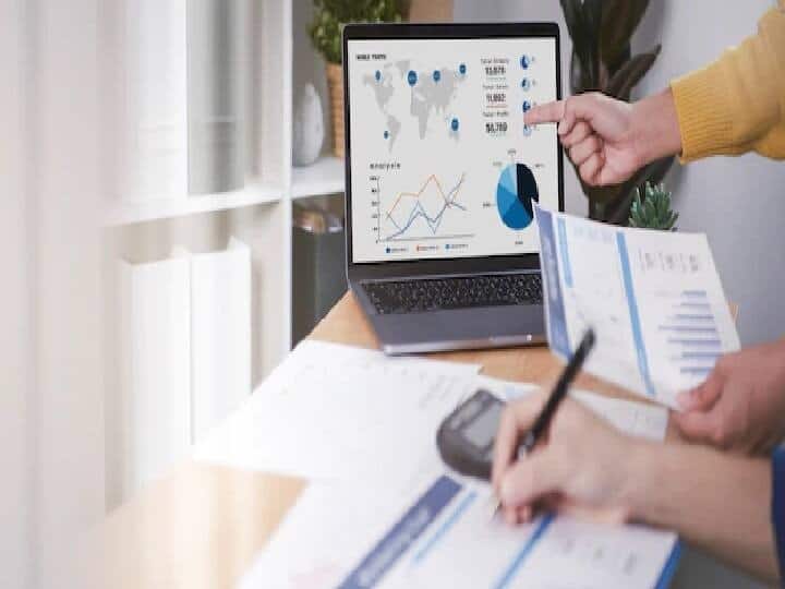 જો તમે હજી યુવાન છો અને તમારે શિક્ષણ અને ઘર ખરીદવા જેવા ખર્ચાઓ પર રોકાણ કરવું છે, તો પછી તમારી ટેક હોમ સેલરી વધુ કરવાનો પ્રયાસ કરો. આ માટે, તમારે કંપની દ્વારા તમારો મૂળભૂત પગાર ઘટાડવો જોઈએ અને તેનાથી તમારું પીએફ યોગદાન ઘટશે અને તમારી પાસે ખર્ચ કરવા માટે વધુ પૈસા હશે.