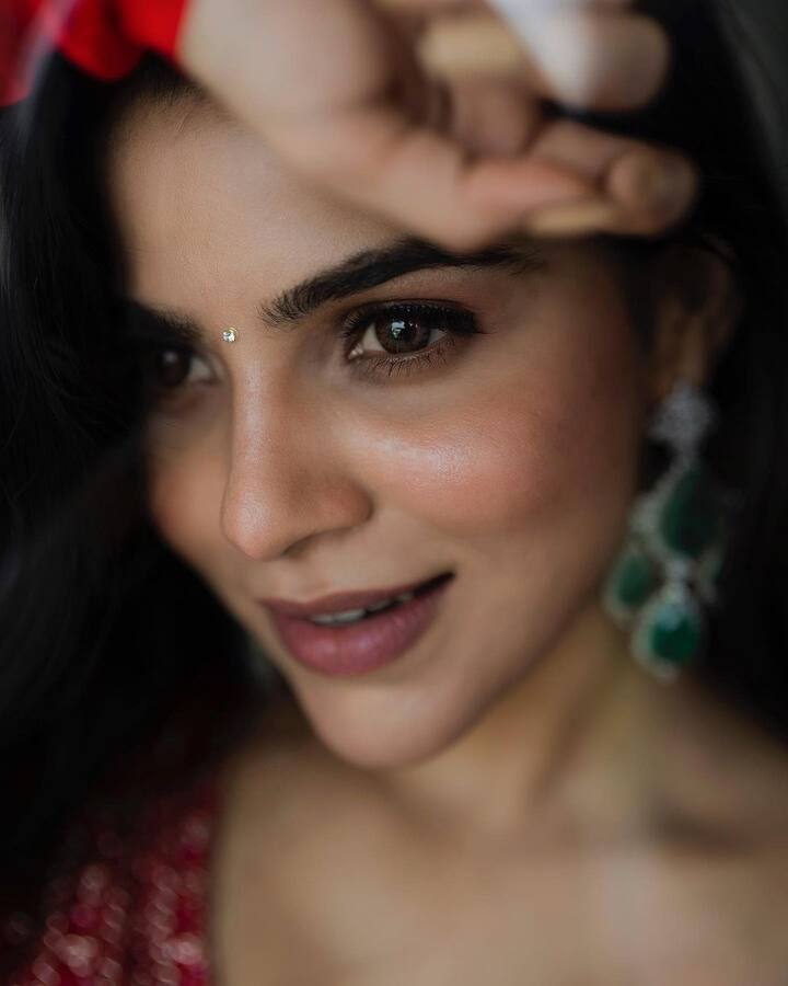 பிக் பாஸ் 3வது சீசனின் வெற்றியாளரான  முகேன் ராவுடன் ‘மதில் மேல் காதல்’என்ற படத்தில் நடித்தார்.