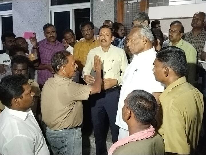 தூய்மை பணியாளர்கள் ஆற்றில் இறங்கி போராட்டம் - சேலம் மேயரிடம் கடும் வாக்குவாதம்