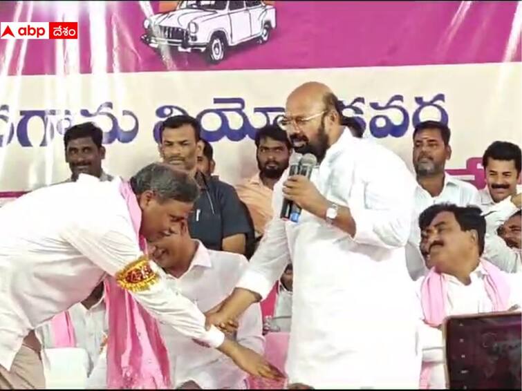 Jangaon Politics Palla Rajeswar Reddy and MLA Muthireddy Yadagiri Reddy on one stage Jangaon Politics: జనగామ బీఆర్ఎస్ లో ఆసక్తికర పరిణామం, ముత్తిరెడ్డి కాళ్లకు నమస్కరించిన పల్లా