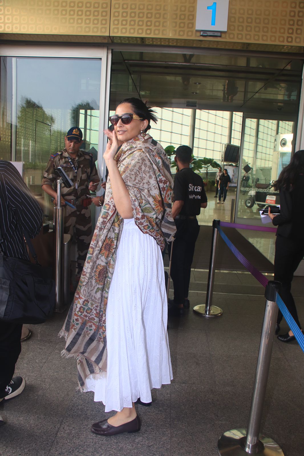 Sonam Kapoor's airport look includes an all black outfit and Hermès Kelly  bag worth Rs. 5.5 lakh 2 : Bollywood News - Bollywood Hungama