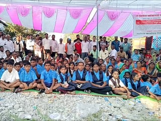 Gondia: शाळेत शिकवायला शिक्षक हवे; मागणीसाठी भर उन्हात विद्यार्थ्यांचं उपोषण, पालकांचाही सहभाग