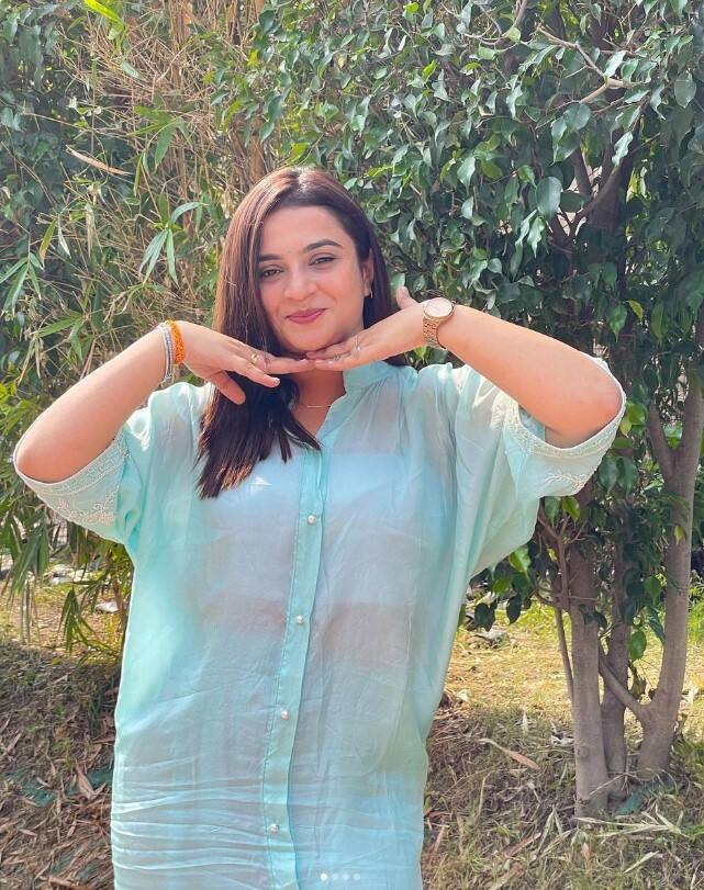 बिग बॉस ओटीटी 2 विनर एल्विश यादव की एक्स गर्लफ्रेंड कीर्ति मेहरा भी बिग बॉस 17 का हिस्सा बन सकती हैं. कई मीडिया रिपोर्ट्स में इस बात का दावा किया जा रहा है. इसके अलावा खुद कीर्ति ने भी अपने व्लॉग में इस बात का शो में जाने का हिंट दिया था.