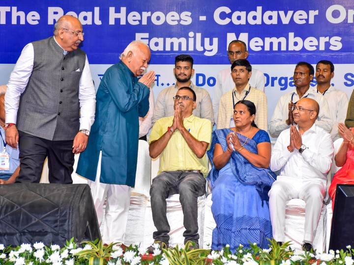 आरएसएस प्रमुख ने कहा, 'इस भूमि पर, हम हर किसी का भरण-पोषण करते हैं, हर विविधता को स्वीकार करते हैं, और हर विविधता का सम्मान करते हैं. हम इसे अपनी मां के रूप में मानते हैं, और हम इसे अपनी मां के रूप में पूजते हैं. यह सभी जातियों, सभी भाषाओं, सभी धर्मों में आम है. हमारा डीएनए समान है. हम एक हैं. यह हमारी मातृभूमि है. हमारे धार्मिक संप्रदाय अलग-अलग हैं.