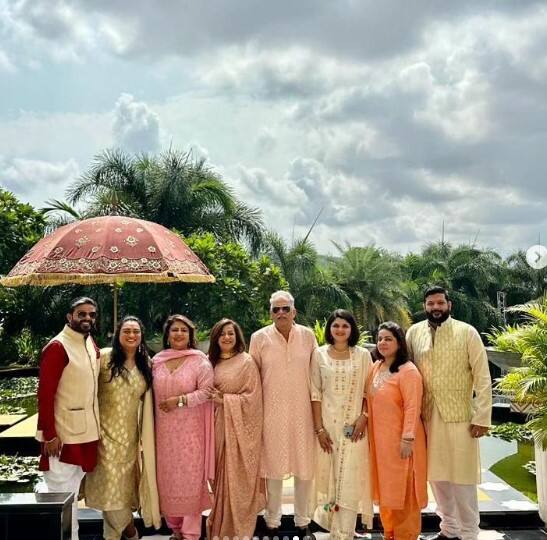 ਇਨ੍ਹਾਂ ਤਸਵੀਰਾਂ 'ਚ ਲਾੜਾ-ਲਾੜੀ ਆਪਣੇ ਪਰਿਵਾਰਕ ਮੈਂਬਰਾਂ ਨਾਲ ਮਸਤੀ ਕਰਦੇ ਨਜ਼ਰ ਆ ਰਹੇ ਹਨ। ਇਹ ਤਸਵੀਰਾਂ ਸੋਸ਼ਲ ਮੀਡੀਆ 'ਤੇ ਕਾਫੀ ਵਾਇਰਲ ਹੋ ਰਹੀਆਂ ਹਨ।