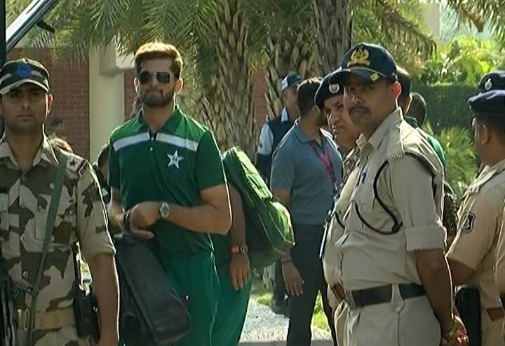 Pakistan cricket team reached at ahmedabad for playing icc odi world cup 2023 match against india Ind vs Pak: પાકિસ્તાની ટીમ અમદાવાદ પહોંચી, 11 વર્ષ બાદ ભારતમાં ટીમ ઇન્ડિયા સામે ટકરાશે
