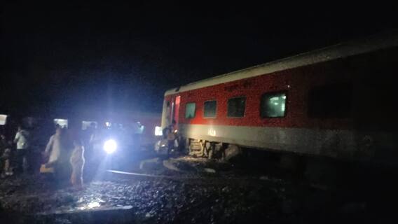 North East Express : बिहारच्या बक्सरमध्ये मोठा रेल्वे अपघात, नॉर्थ ईस्ट एक्स्प्रेसचे सहा डबे रुळावरून घसरले North East Express : बिहारच्या बक्सरमध्ये मोठा रेल्वे अपघात, नॉर्थ ईस्ट एक्स्प्रेसचे सहा डबे रुळावरून घसरले