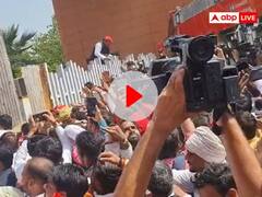 JPNIC में ताला बंद, गेट फांदकर अंदर गए अखिलेश यादव, कहा- बीजेपी को यही मंजूर है तो...