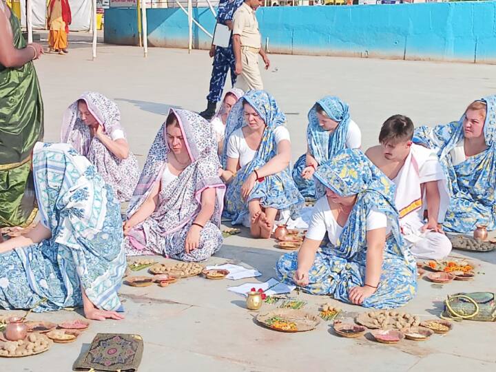 बताया कि विदेशों में भी सनातन धर्म के प्रति लोगों की काफी आस्था है. यही कारण है कि इतनी संख्या में विदेशी श्रद्धालु गया जी आकर अपने पितरों का पिंडदान करते हैं.