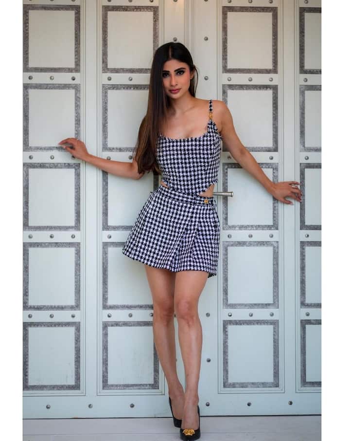 In order to look elegant, Mouni chose a matching ensemble from the Versace store's shelves.