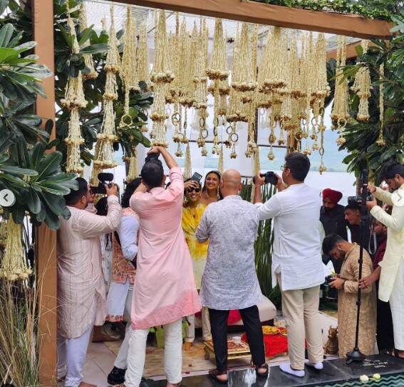 ਲਾੜਾ-ਲਾੜੀ ਦੇ ਰੂਪ 'ਚ ਇਹ ਜੋੜਾ ਬਹੁਤ ਵਧੀਆ ਲੱਗ ਰਿਹਾ ਸੀ। ਉਨ੍ਹਾਂ ਦੇ ਵਿਆਹ ਦੀਆਂ ਤਸਵੀਰਾਂ ਸੋਸ਼ਲ ਮੀਡੀਆ 'ਤੇ ਵਾਇਰਲ ਹੋਈਆਂ ਸਨ।