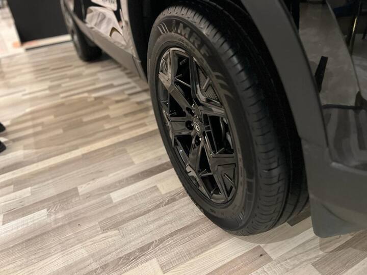 The new Safari Facelift Dark Edition also comes with larger alloy wheels with being 19 inch wheels with aero inserts in all black of course. (Photo: Somnath Chatterjee)