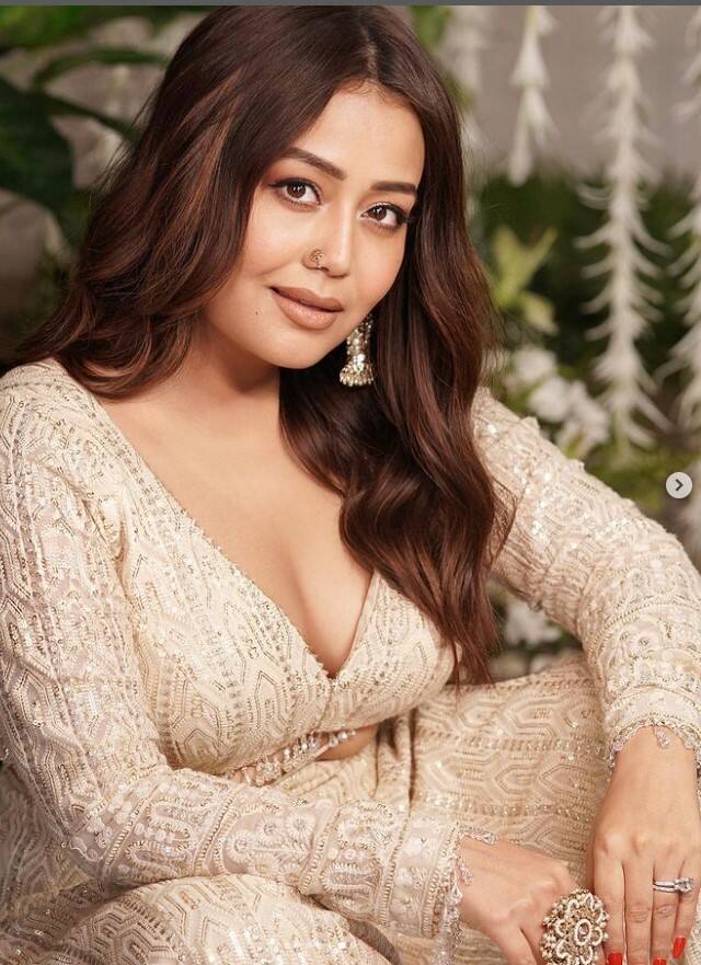 ਦਰਅਸਲ, ਇਨ੍ਹੀਂ ਦਿਨੀਂ ਨੇਹਾ ਕੱਕੜ ਆਪਣੇ ਗੀਤ ਬੂਹੇ ਵਿੱਚ ਅਤੇ Gaadi Kaali ਨੂੰ ਲੈ ਚਰਚਾ ਵਿੱਚ ਹੈ। ਦੱਸ ਦੇਈਏ ਕਿ ਨੇਹਾ ਦੇ ਦੋਵਾਂ ਗੀਤਾਂ ਨੂੰ ਪ੍ਰਸ਼ੰਸਕਾਂ ਵੱਲੋਂ ਭਰਮਾ ਹੁੰਗਾਰਾ ਦਿੱਤਾ ਜਾ ਰਿਹਾ ਹੈ।