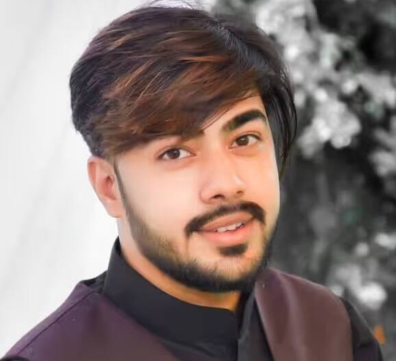 યુટ્યુબર સમ્રાટ ગૌર પણ બિગ બોસ 17માં જોવા મળી શકે છે. તેનું નામ સતત સામે આવી રહ્યું છે. સમ્રાટ એલ્વિશ અને અભિષેક મલ્હાનની ખૂબ જ નજીક છે. જેના કારણે તે પોતાની વિવેકબુદ્ધિ મુજબ પોતાની રમત રમશે