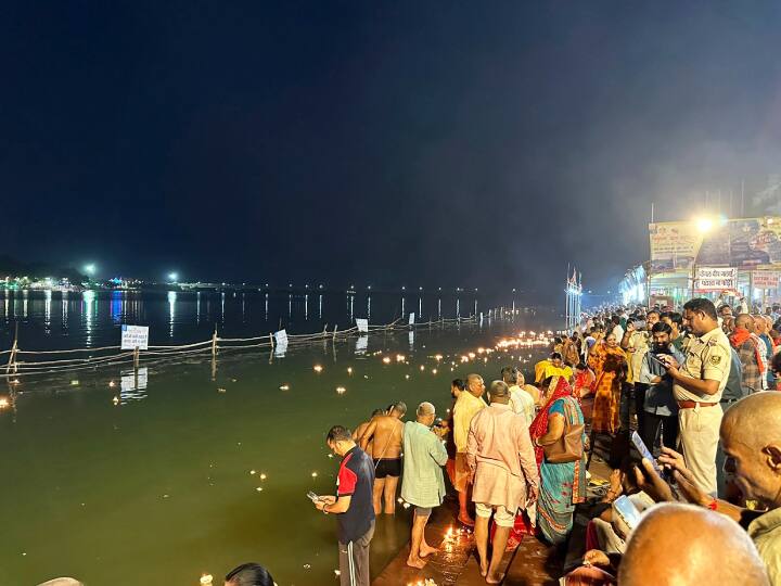 ऐसी मान्यता है कि आज के दिन दीपदान करने से पितरों के स्वर्ग जाने का मार्ग प्रकाशमय हो जाता है. दीप जलाकर पितरों को प्रसन्न किया जाता है. पितृ प्रसन्न होकर आशीर्वाद देते हैं.