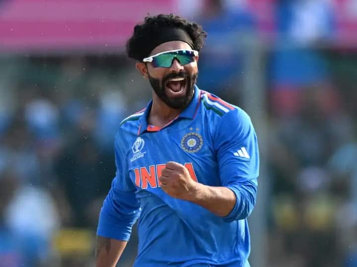 टीम इंडिया के स्पिन ऑलराउंडर रवींद्र जडेजा भी अंडर-19 वर्ल्ड कप 2008 की ही देन हैं. वर्ल्ड कप 2023 में अब तक उनकी बल्लेबाजी नहीं आई है लेकिन वह गेंदबाजी में अपना जलवा बिखेर रहे हैं.