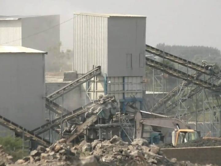 கரூர் அருகே சட்டவிரோதமாக செயல்படும் கல்குவாரி; வாழ தகுதியற்ற கிராமம் - மக்கள் வேதனை